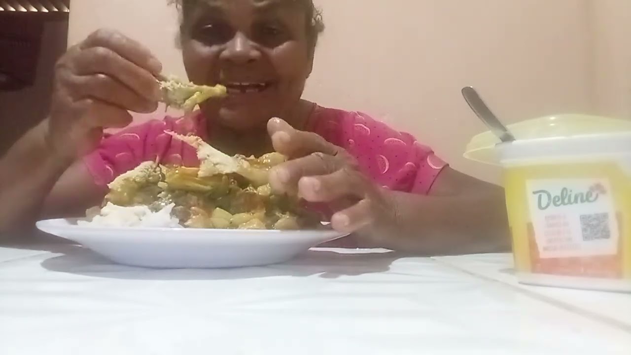 COMENDO MOQUECA DE PEIXE COM BASTANTE PIMENTA