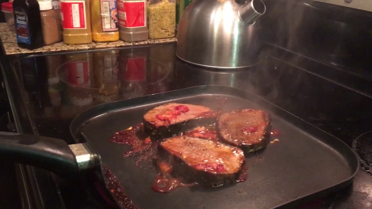 ستيك لحم بالفراوله والهلبينو او الفلفل الحار  steak with strawberry and jalapeño