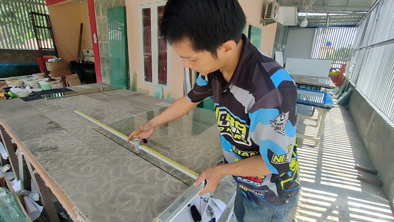memotong kaca menggunakan alat T cutter