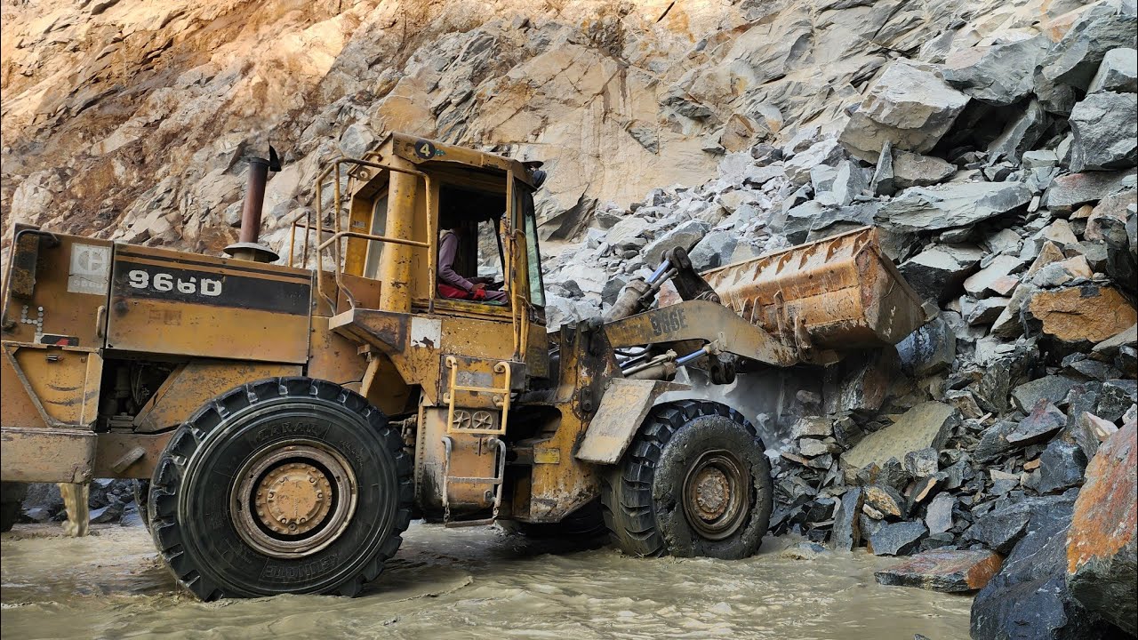 Caterpillar 966E with Extreme Power & Precision in Action: Mega Rock Loading Task with ASMR Sounds