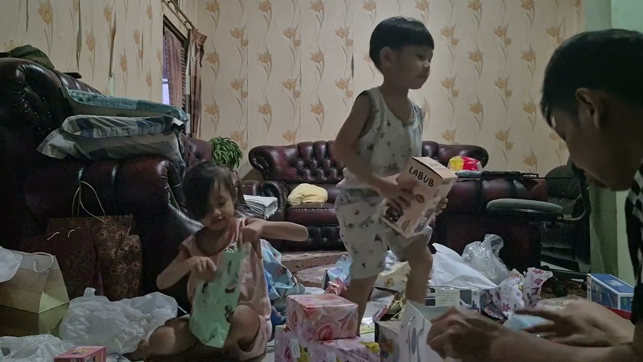 Terimakasih semua nya, udah ngasih kado buat Shahzad dan Shahzwan... Yuk, di unboxing sama Sheza 💜🩵🤍