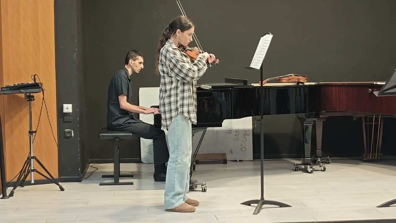 דניאל ויסבאום מנגנת מוסיקת לילה זעירה 12.12.25