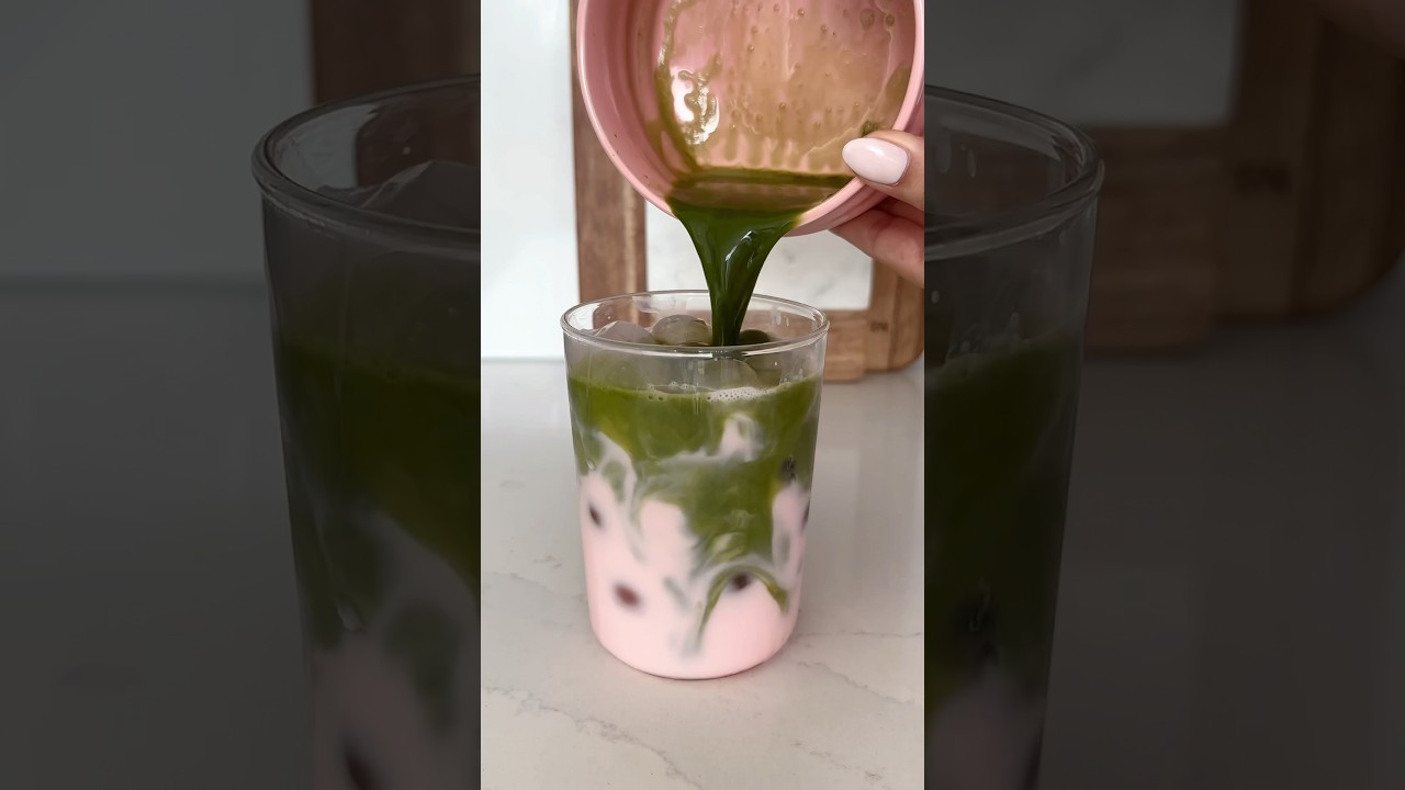 Crackle matcha latte 🍵🍫 #crackle #matcha #latte #chocolate #asmr #trending #yum #drink #easyrecipe