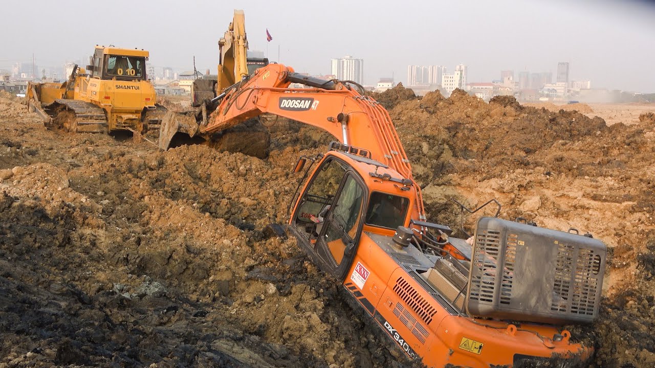 Excavator Sink Deep In Mud DOOSAN DX340LCA Recovery Full Process