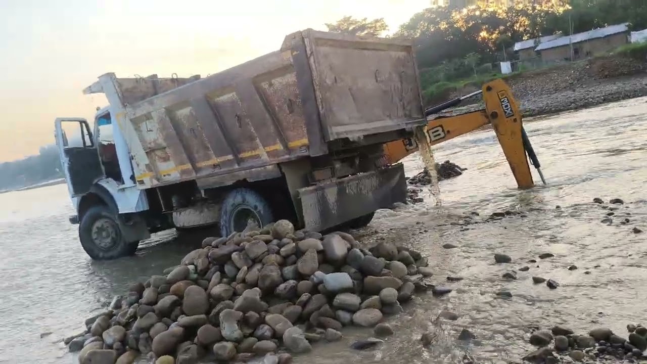 JCB dumper loading 