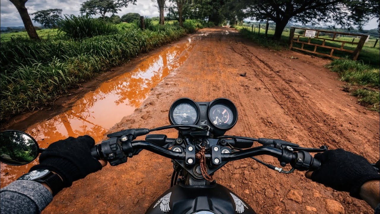  MOTO NA CHUVA PARADA PRA UMA CAFÉ QUENTE
