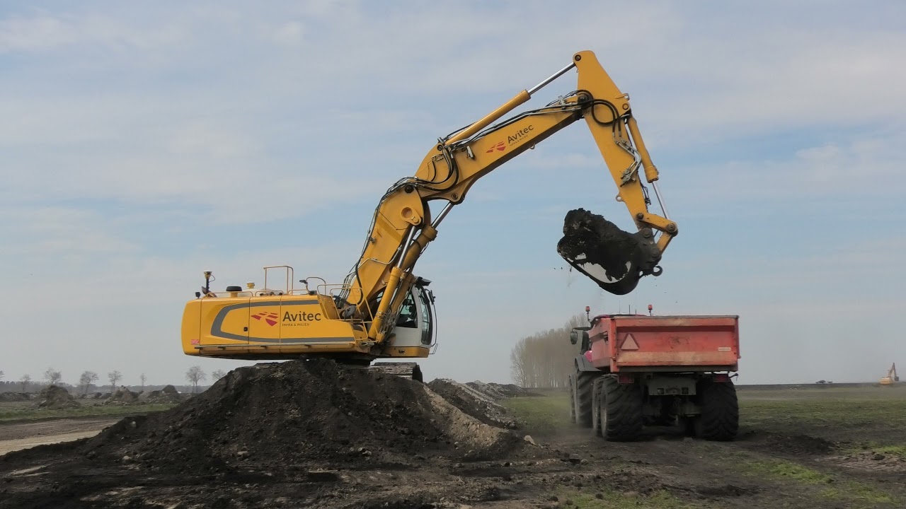 LIEBHERR 946 TREKKERS MET DUMPER LADEN AVITEC