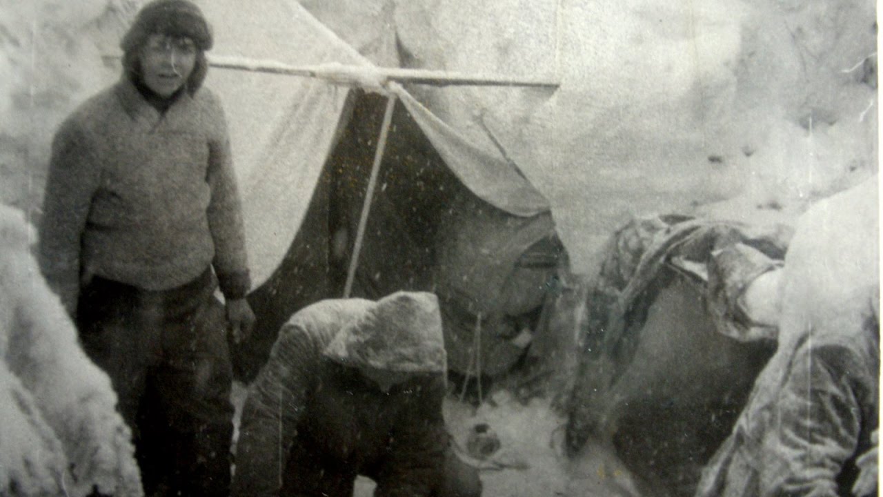 Bivakování a spaní v přírodě pod plachtou i pod širákem v jakémkoli ročním období
