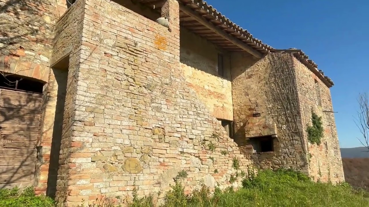 Ampio casale in pietra con terreno privato