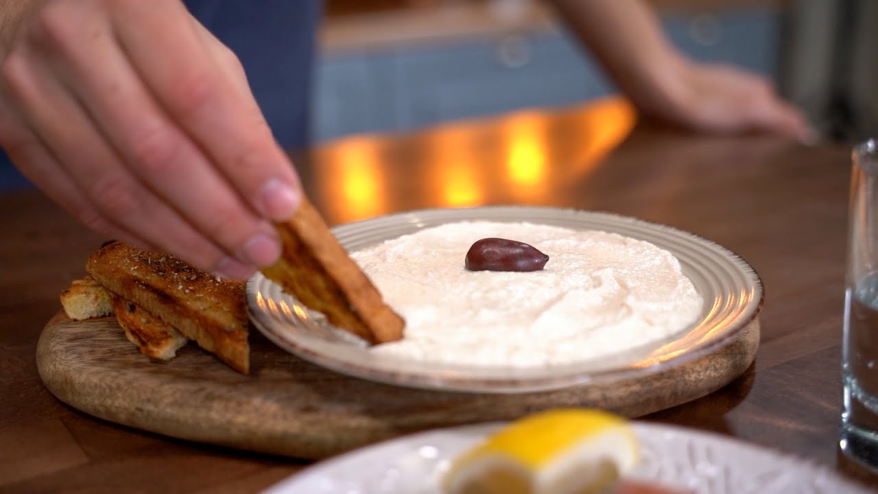 Измельчи лук с хлебом и приготовь вкуснейшую Белую тарамосалату (Рецепт рыбной таверны)