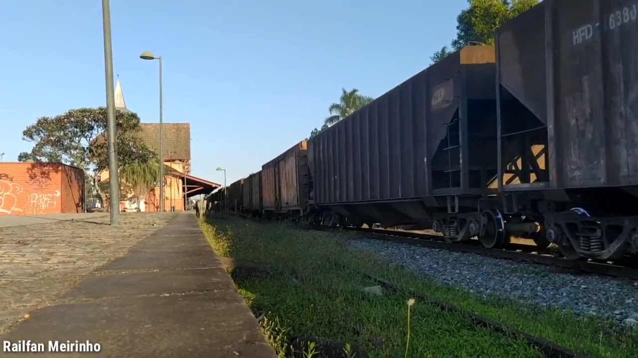 Trem da Rumo Logística com 79 Vagões Vazios passando na Estação Ferroviária de Joinville SC