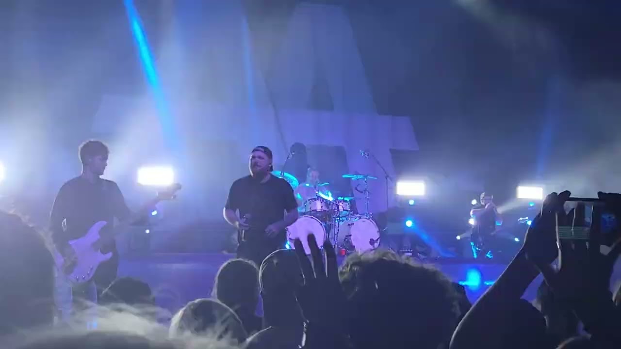 Asking Alexandria - Let Go, Alone In A Room ( Live )