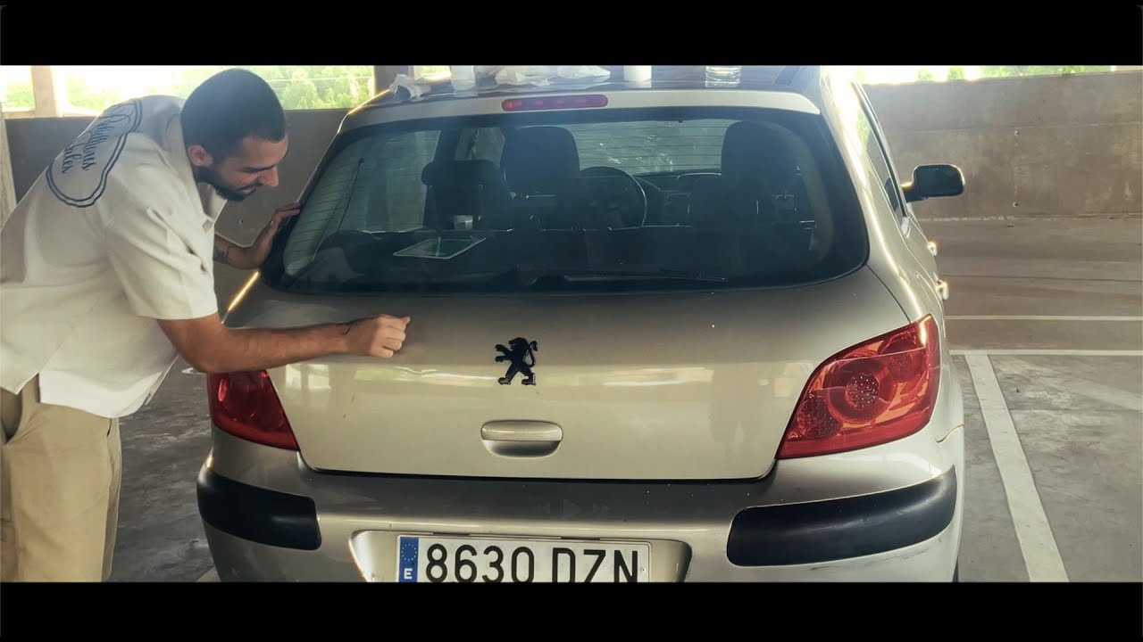dos jovenes intentan sustraer un silenciador para hacer tuning clandestino (no lo consiguen)