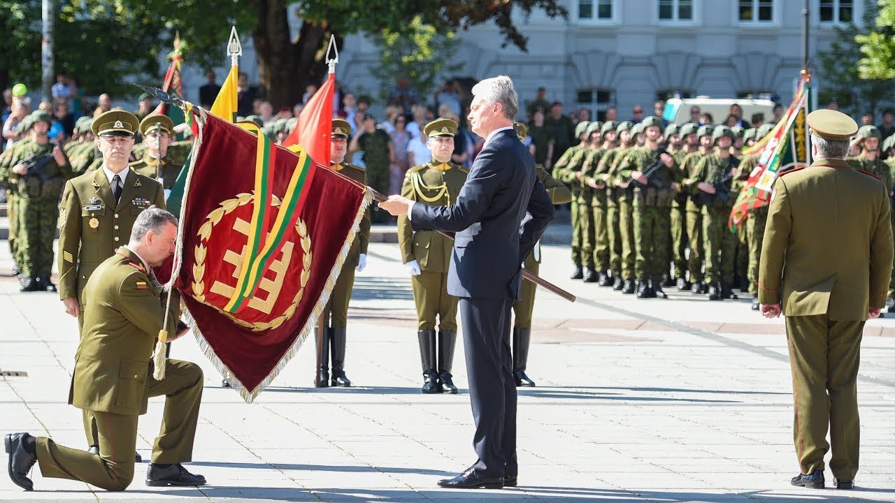 Prezidentas dalyvauja iškilmingoje Lietuvos kariuomenės vado pasikeitimo ceremonijoje 1