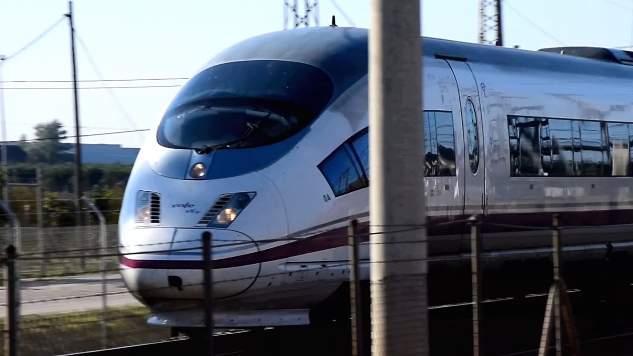 Trenes de Alta Velocidad (AVE), Media Distancia y de Cercanías a su paso por Brenes (Sevilla)