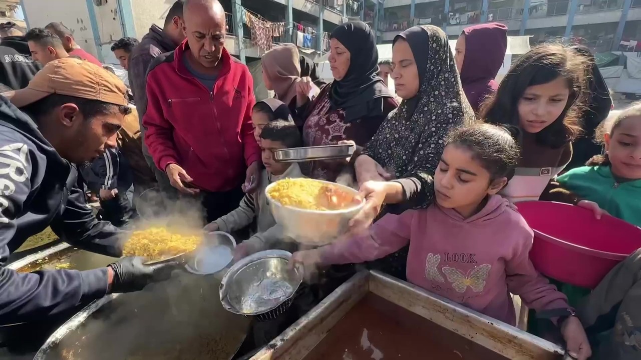 نازحون ينتظرون الحصول على طعام من 