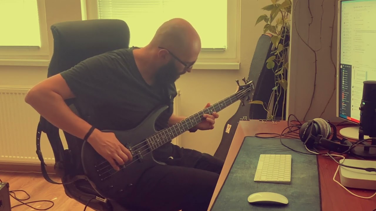 Bass improvisation in A minor using the pentatonic scale.