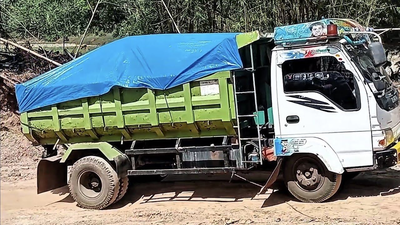Dump truk oleng tipis keluar dari lokasi tambang