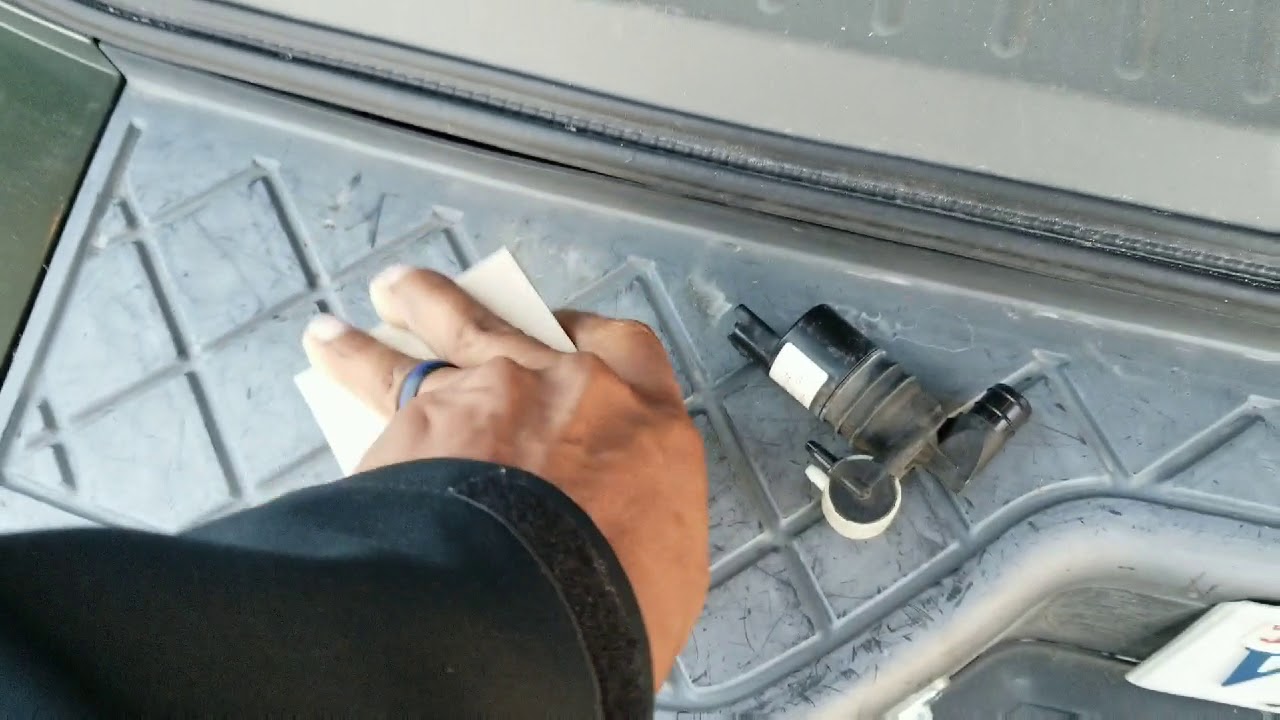 Замена насоса стеклоомывателя Nissan Armada/Titan 2005 года
