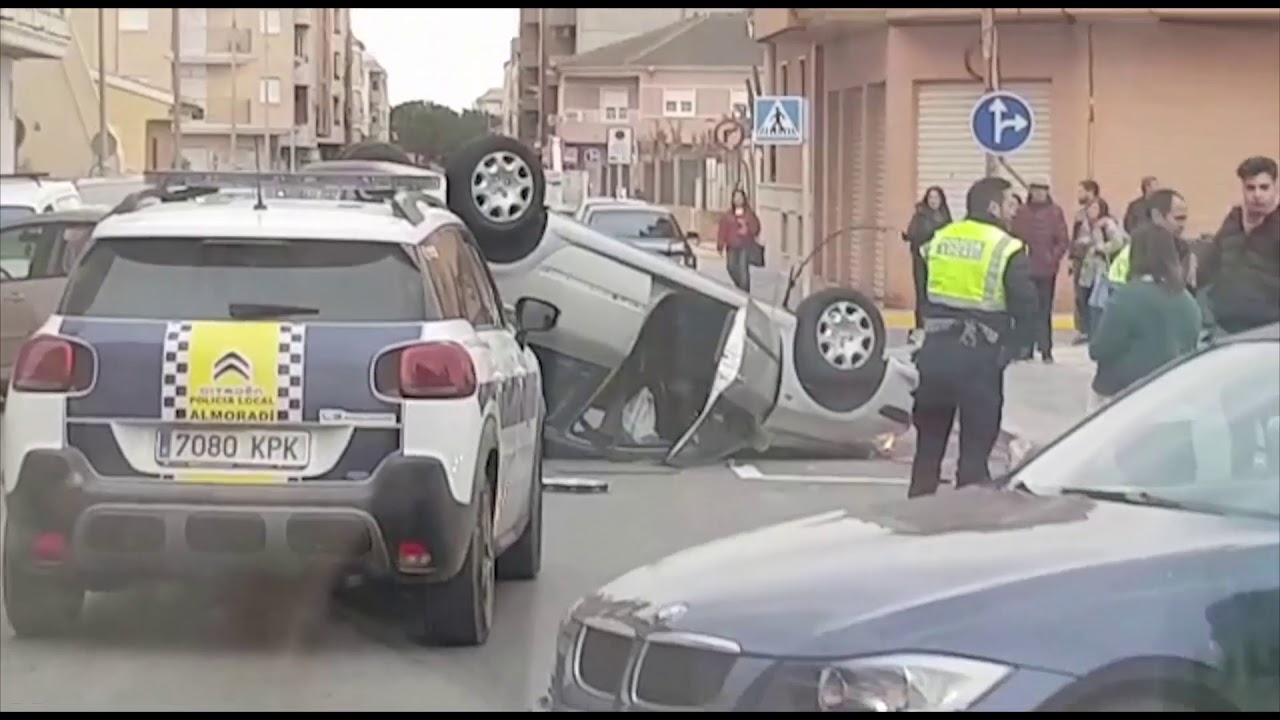 Aparatoso accidente en pleno casco urbano de Almoradí