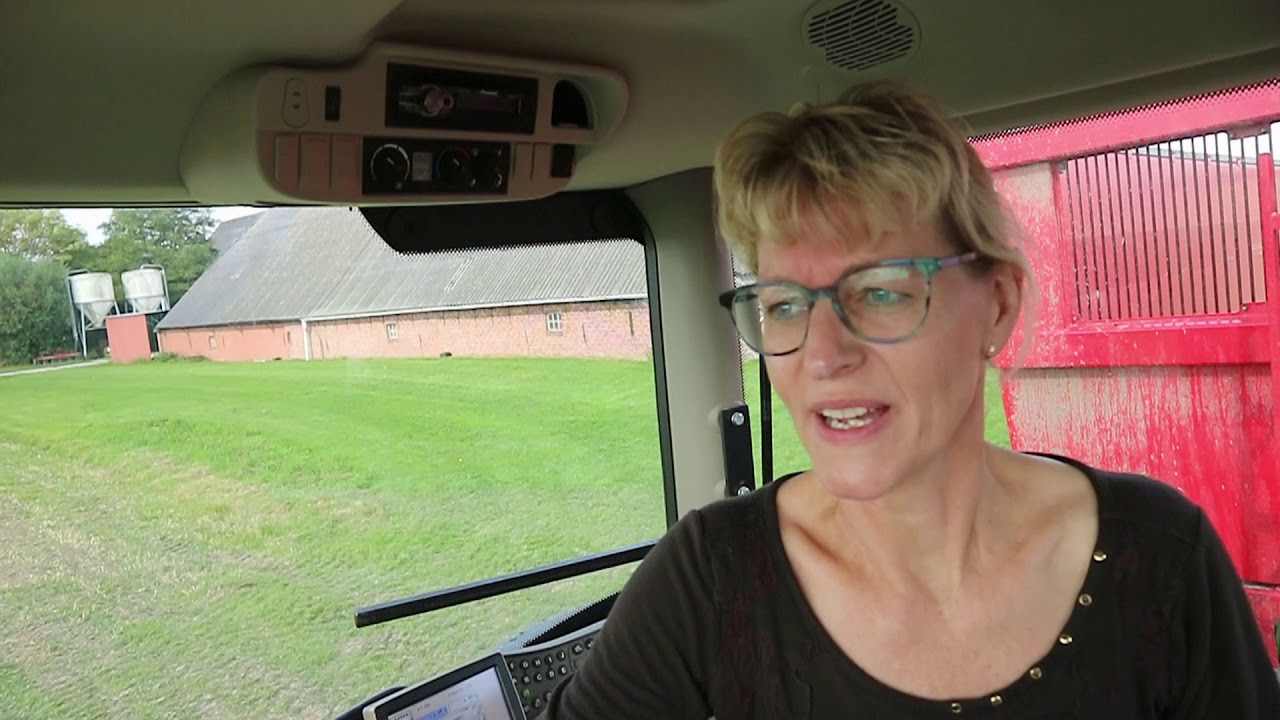 Theresia gaat lekker op de trekker - Bie de boer (44)