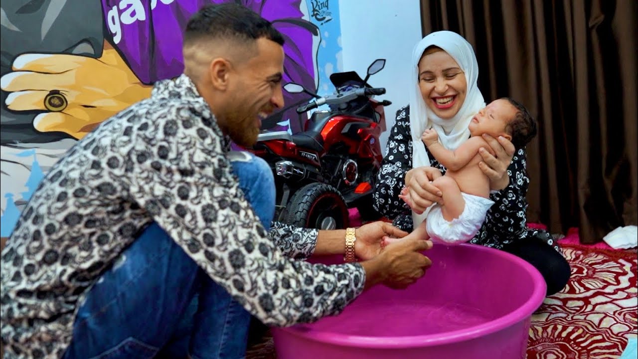 لاول مرة بيبي حبيب ياخد شاور امام الكاميرا   ( شتمنا 😂 )