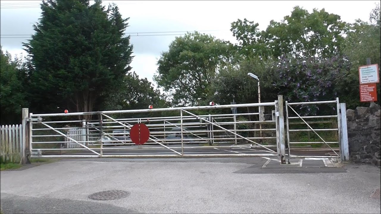 Llanfairpwllgwyngyllgogerychwyrndrobwllllantysiliogogogoch Level Crossing