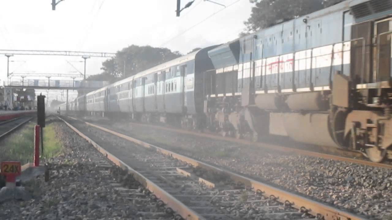 (HD) Vaishali Superfast Overtaking Maurya express at Raw Speed!!!!
