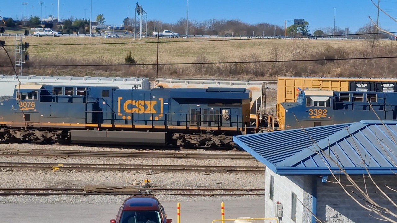 CSX 3076 Leads mixed freight in Nashville