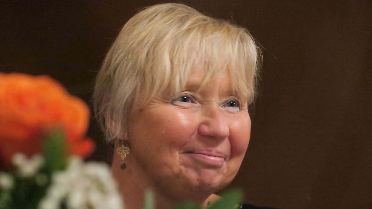 Silvia  festeggia le sua pensione con amici