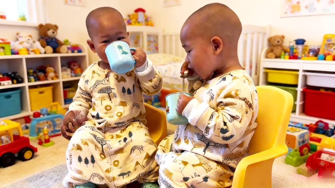 Twin babies have so much fun at mealtimes!