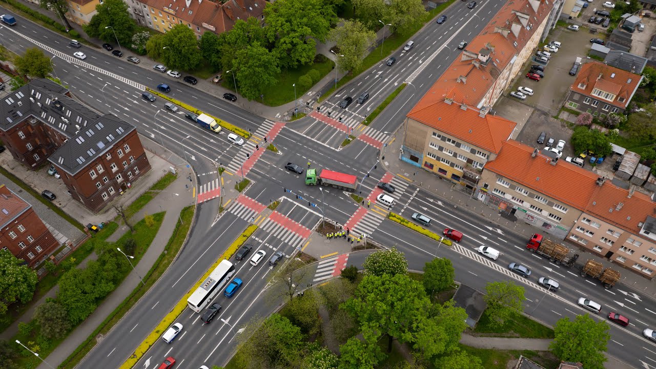 Kierowanie ruchem, jazda sprawnościowa radiowozem. Policjanci drog&oacute;wki walczą o tytuł najlepszego