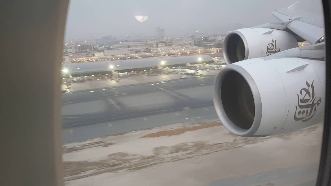 الهبوط  في مطار دبي الدولي  landing in dubai airport