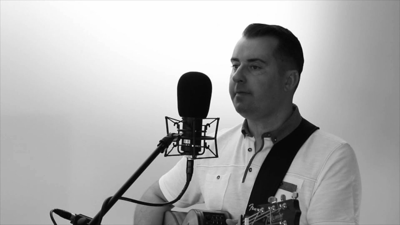 Ian Byrne - With Or Without You (Acoustic)