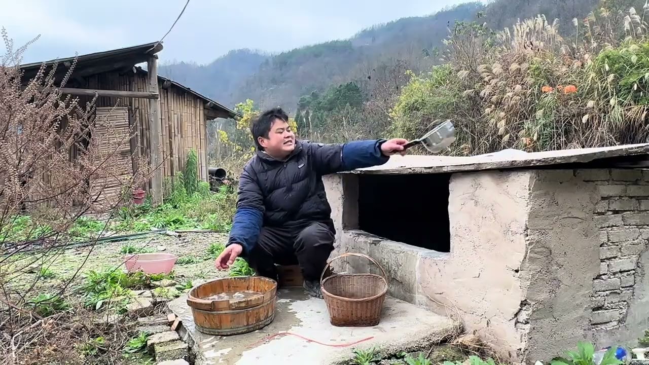 趁着天气还可以，进山弄点野生麦冬， 当然把前面挖好的掐出来#山里的原生态 #原生态乡村风景 #人与自然和谐共处大自然的美 #原生态风景 #我的乡村生活一般人不知道是什么