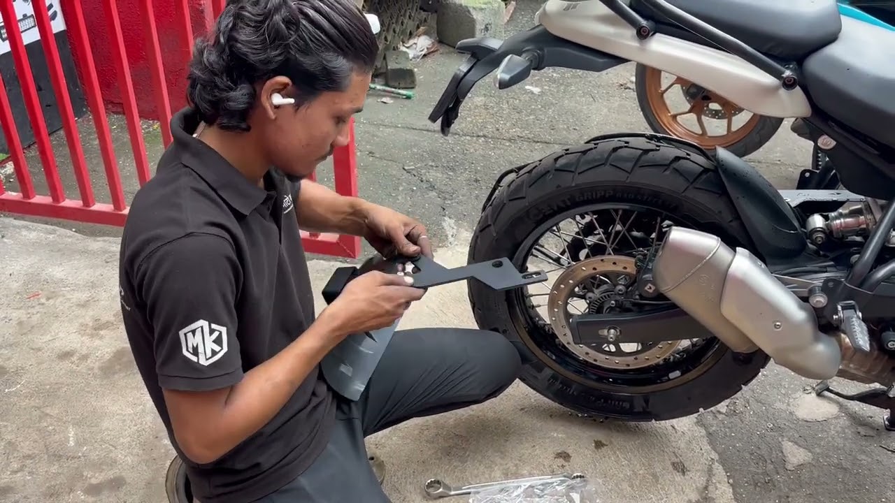 Installation of tyre hugger in Himalayan 450 like share and subscribe to our channel 