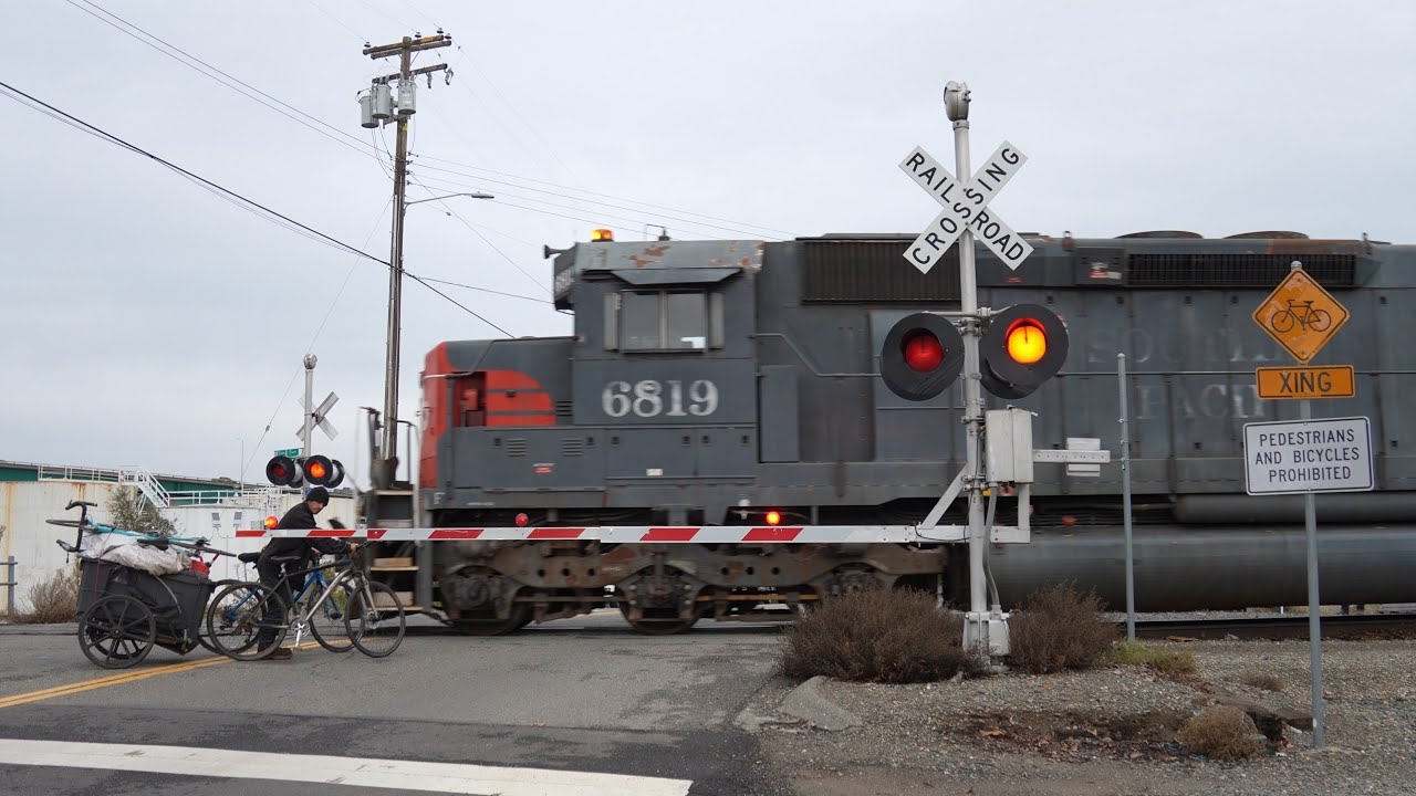 SP 6819 Tunnel Motor Trails On SSRR Polar Express Train | Broadway Railroad Crossing Sacramento CA