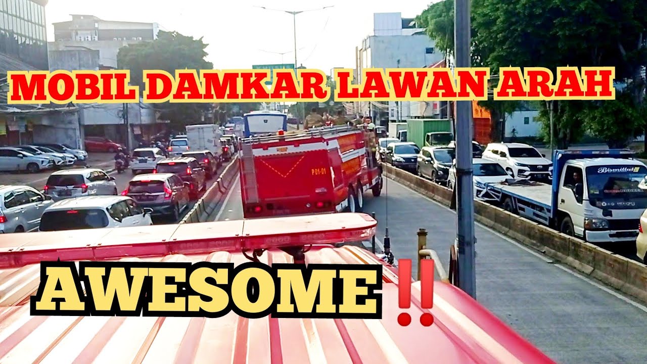 MOBIL DAMKAR LAWAN ARAH MEMBELAH KEMACETAN