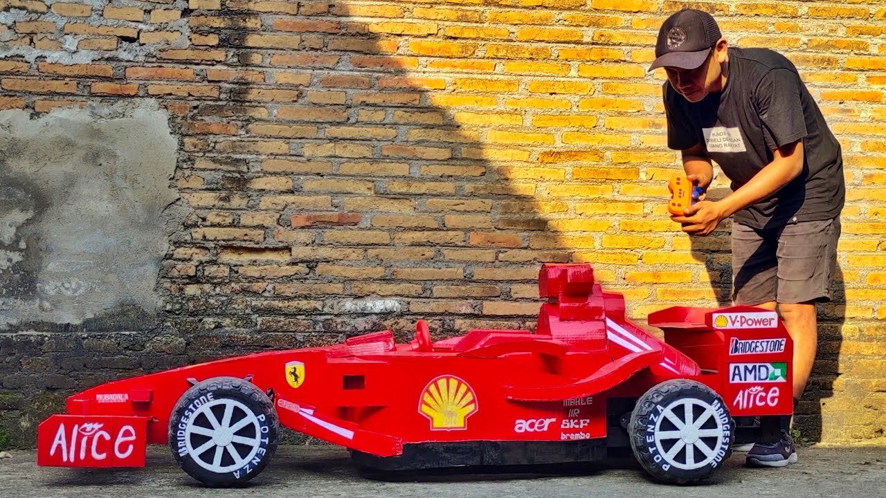 mobil formula 1 ferrari dari kardus bisa di naiki anak-anak