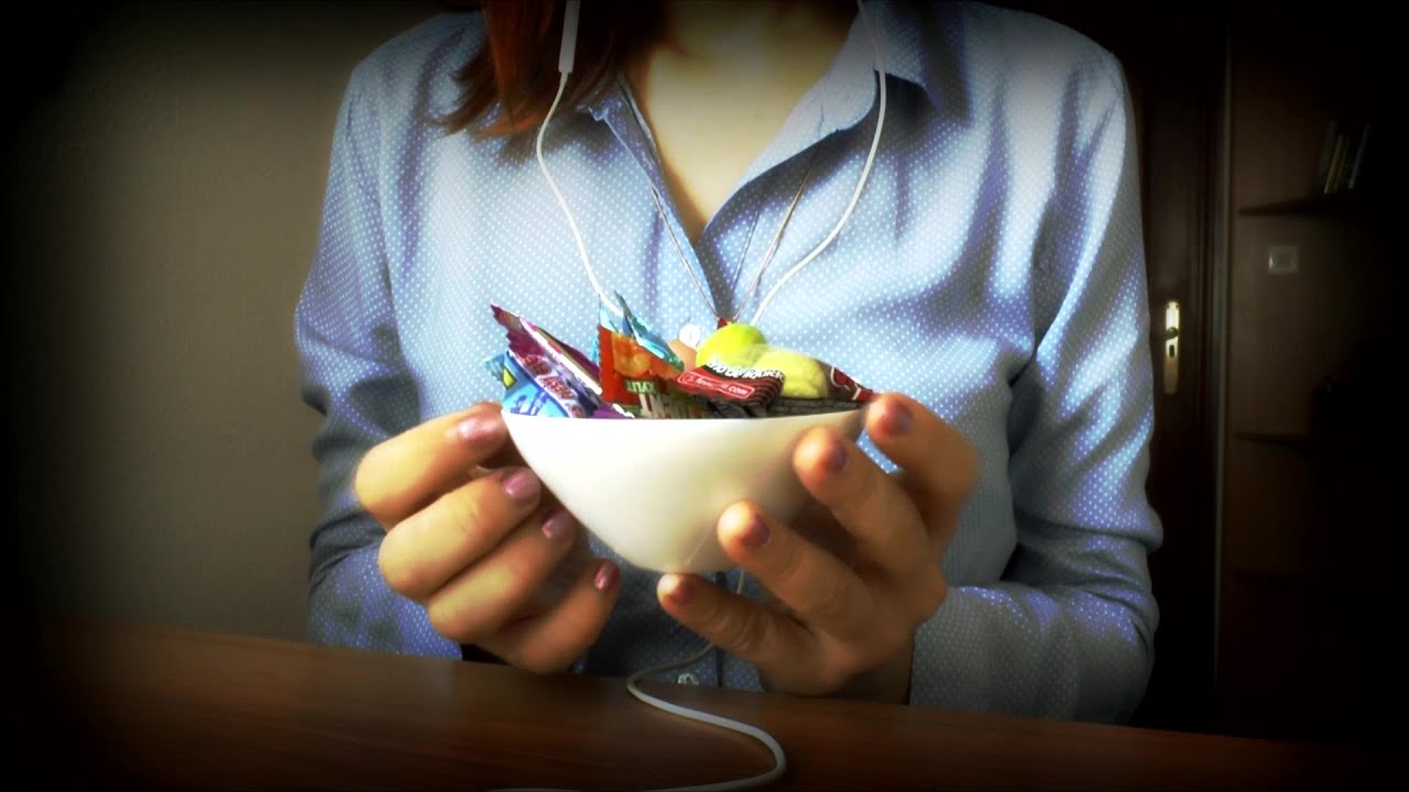 ASMR Masticando Chicles y Susurros//Gum Chewing