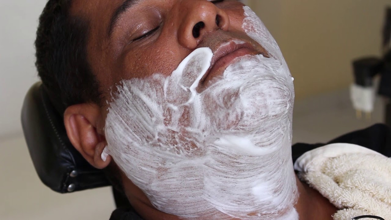 Fazendo barba com navalha