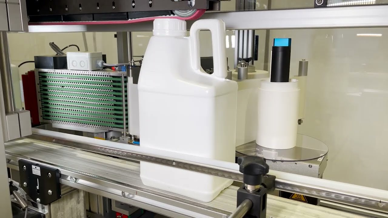 Übereck-Etikettierung von Kanistern | bb-automation.com | Modell KEM-ZE500-U