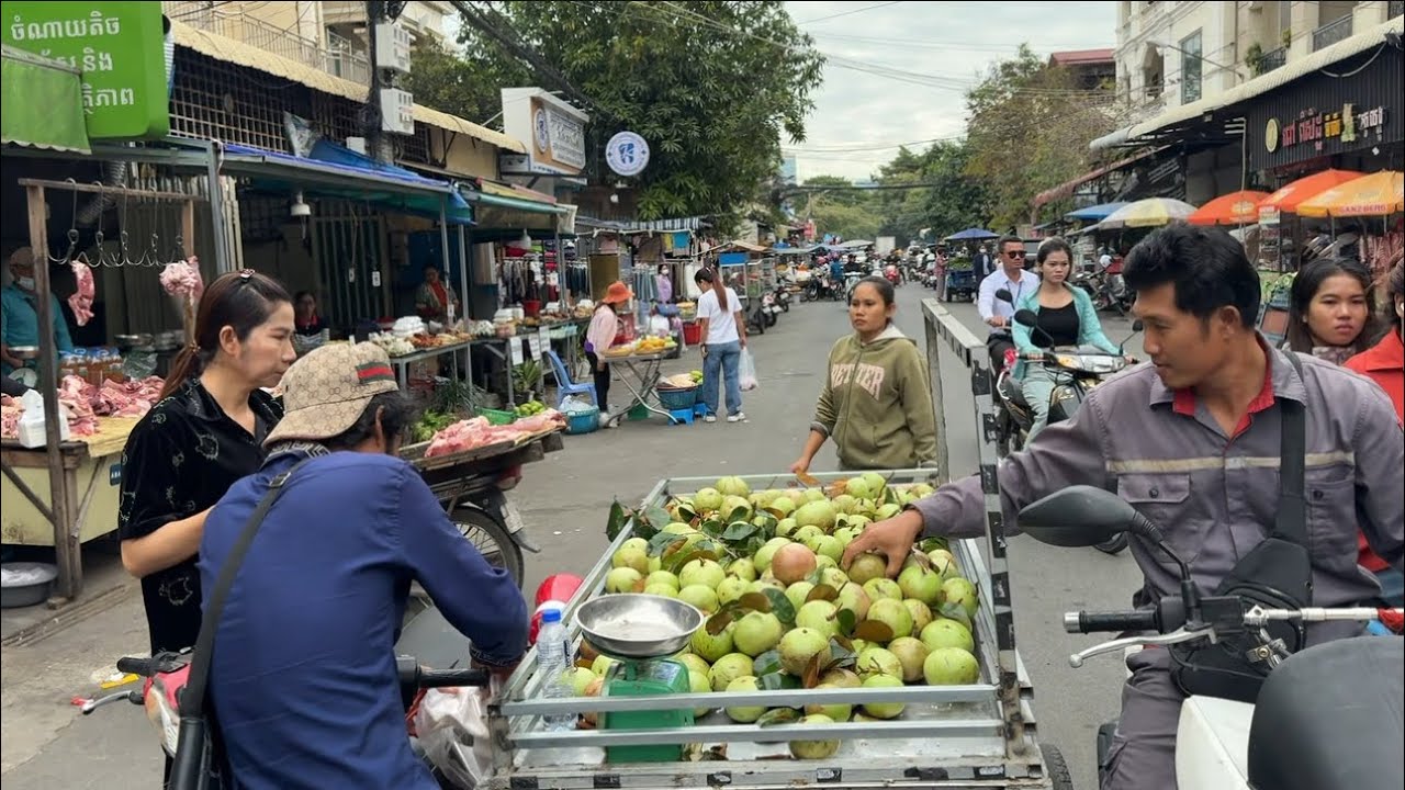 ផ្សារយូណាយ / Morning Yu Nay Market in Phnom Penh City, Cambodia 