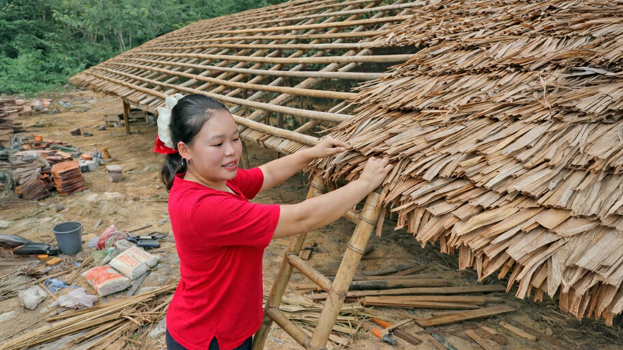 Hard Work: Rebuilding the Old Roof with Natural Materials - Country Life | Trieu Mai Huong