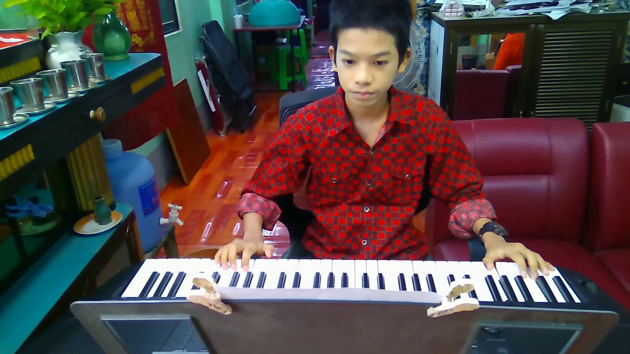 ကြ်န္ေတာ့္ရဲ့သားငယ္ kbမင္းသီဟေက်ာ္ တီးခတ္ေလ့က်င့္ထားတဲ့ အခ်စ္ဘယ္ကစ