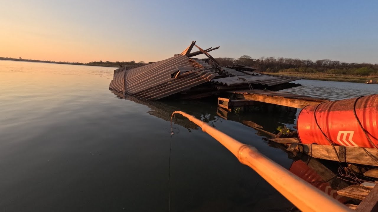Pesquei debaixo de uma casa destruída pela tempestade os gigantes tava tudo lá Rio turvo 
