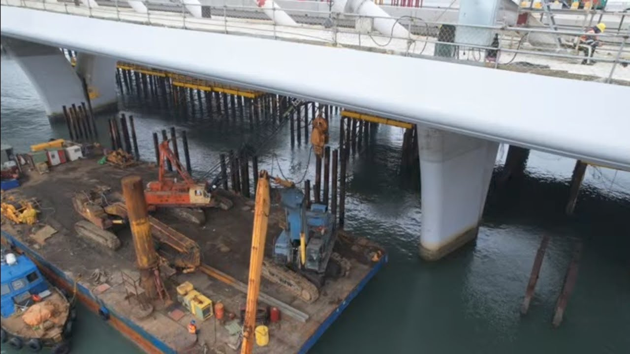 2026.01.26  淡江大橋 淡水端 複合式橋板下拔水中H型鋼 行控中心屋頂太陽能板施工 施工概況近距觀察 空拍 LIVE 直播