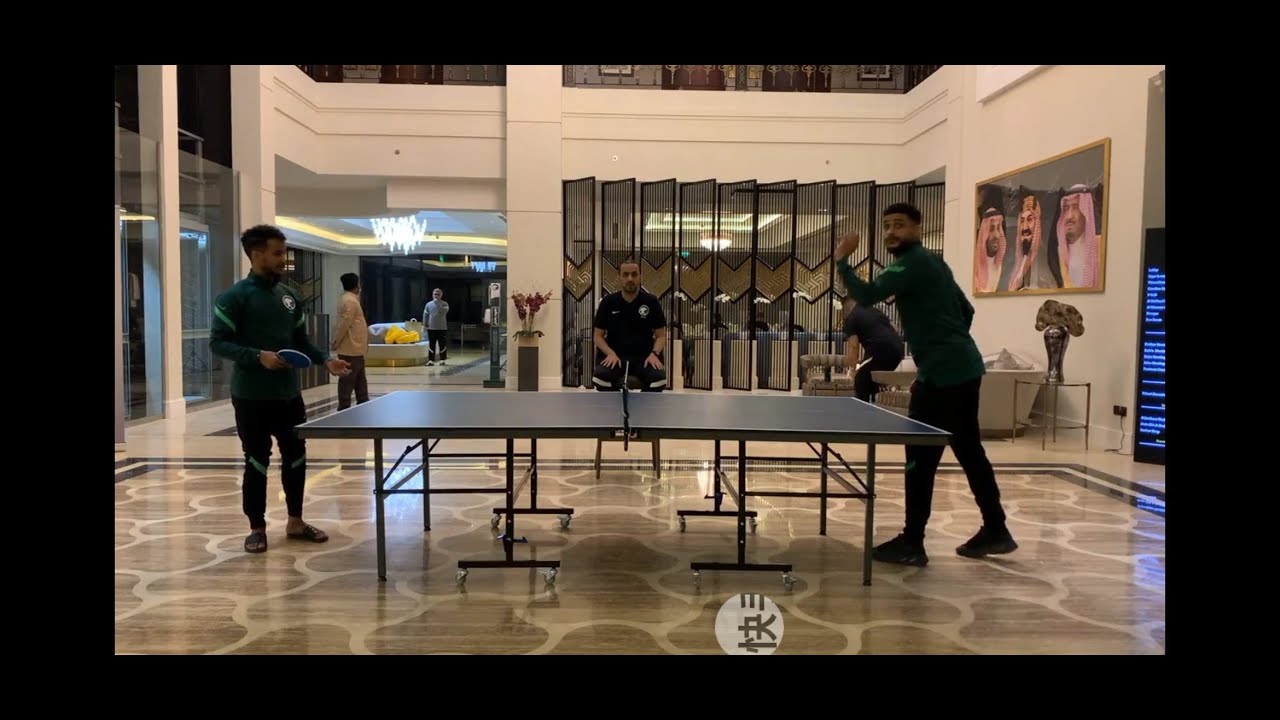 عبدالرحمن الغريب يتحدا عبدالاله العمري في تنس الطاولة وعطيف يضحك عليهم😂