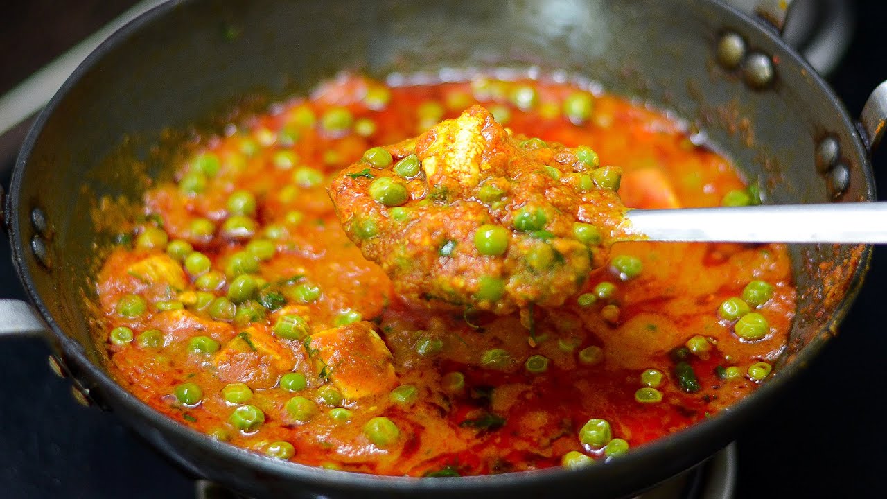 रेस्टॉरंट स्टाइल मटर पनीर | Matar Paneer Recipe | Latika Nimbalkar