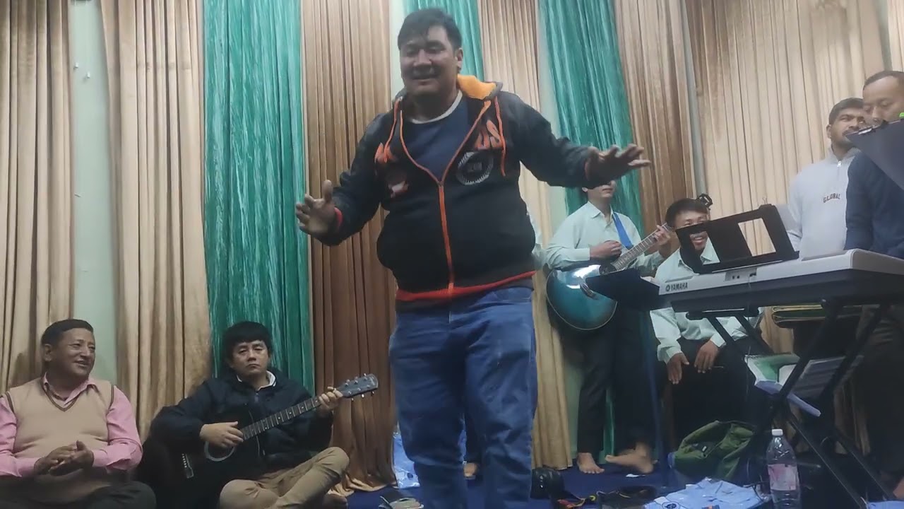 हामी सबै रमाउदै खुशीयाली मनाउदै।